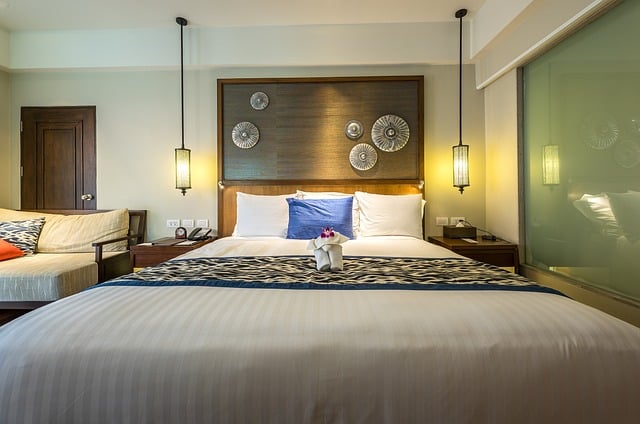 Łóżka z tapicerowanym zagłówkiem to doskonały wybór do sypialni