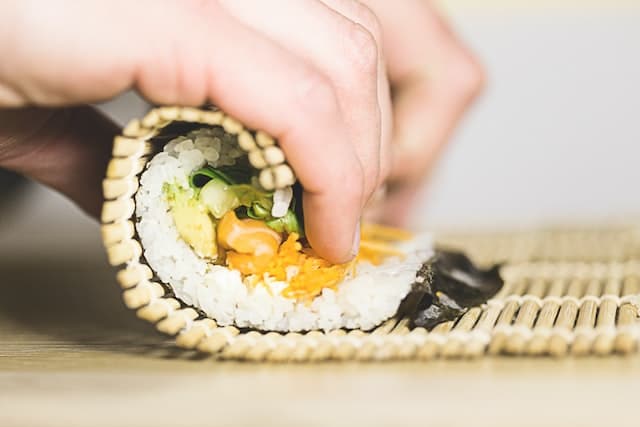 Sposoby podawania sushi na Żoliborzu