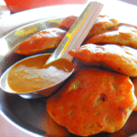 Jakie są najbardziej popularne dania kuchni indyjskiej które powinien spróbować każdy?