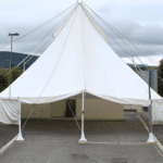 Czy warto wynająć namiot na komunie? Jakie są zalety i wady wynajmu namiotu na takie okazje?