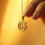 złoty naszyjnik z zawieszką